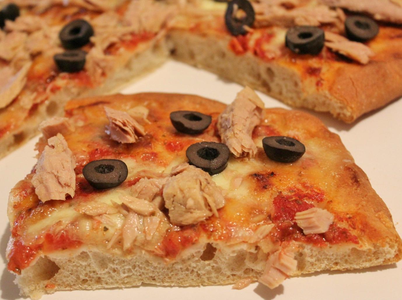Pizza semintegrale con mozzarella, tonno e olive